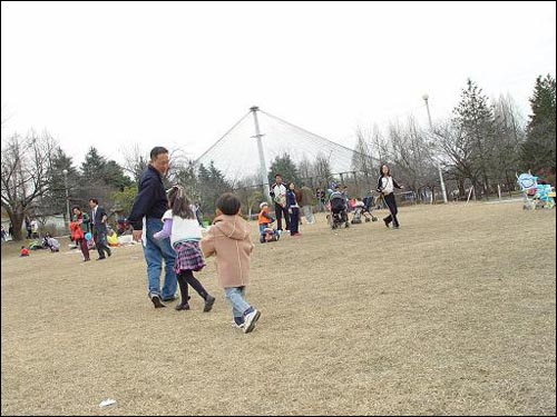 잔디 밭에서 달리기 시합도 하고, 씨름도 하고~ 